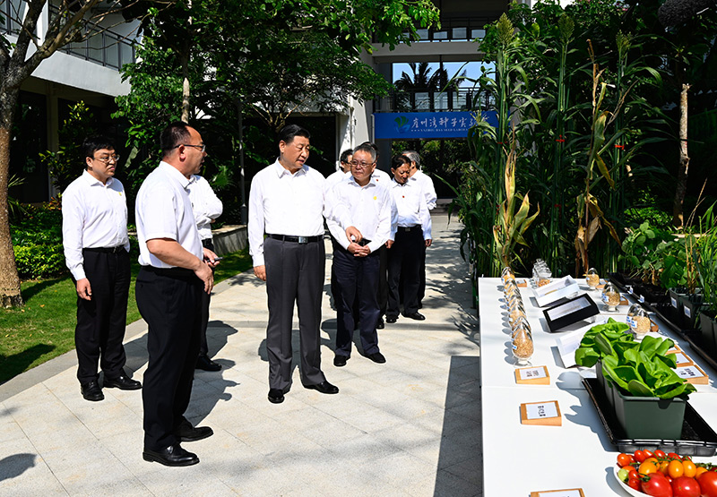 4月10日至13日，中共中央總書記、國家主席、中央軍委主席習(xí)近平在海南考察。這是10日下午，習(xí)近平在位于三亞市崖州灣科技城的崖州灣種子實(shí)驗(yàn)室考察。新華社記者 李學(xué)仁 攝