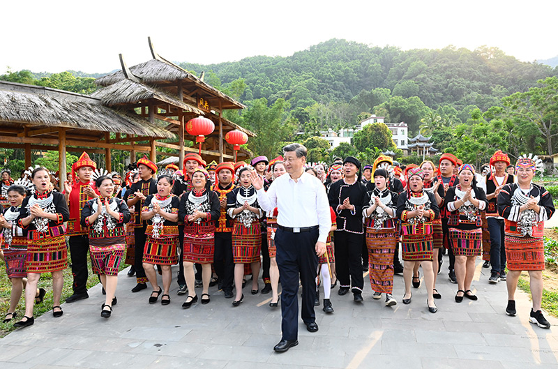 4月10日至13日，中共中央總書記、國家主席、中央軍委主席習(xí)近平在海南考察。這是11日下午，習(xí)近平在五指山市水滿鄉(xiāng)毛納村向村民們揮手致意。新華社記者 李學(xué)仁 攝